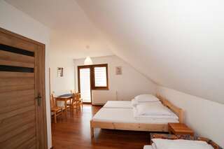 Отели типа «постель и завтрак» Domek Plaster Miodu Истебна Трехместный номер с балконом-1