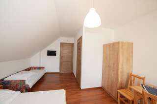 Отели типа «постель и завтрак» Domek Plaster Miodu Истебна Трехместный номер с балконом-3