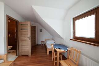 Отели типа «постель и завтрак» Domek Plaster Miodu Истебна Семейный номер с балконом-1