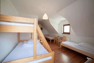 Отели типа «постель и завтрак» Domek Plaster Miodu Истебна Семейный номер с балконом-3