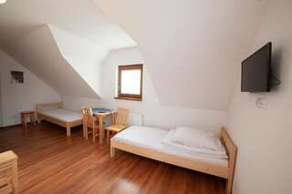 Отели типа «постель и завтрак» Domek Plaster Miodu Истебна Семейный номер с балконом-4