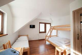 Отели типа «постель и завтрак» Domek Plaster Miodu Истебна Семейный номер с балконом-5
