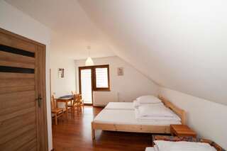 Отели типа «постель и завтрак» Domek Plaster Miodu Истебна Трехместный номер с балконом-6