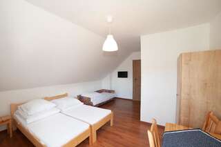 Отели типа «постель и завтрак» Domek Plaster Miodu Истебна Трехместный номер с балконом-7