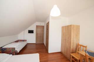 Отели типа «постель и завтрак» Domek Plaster Miodu Истебна Трехместный номер с балконом-8